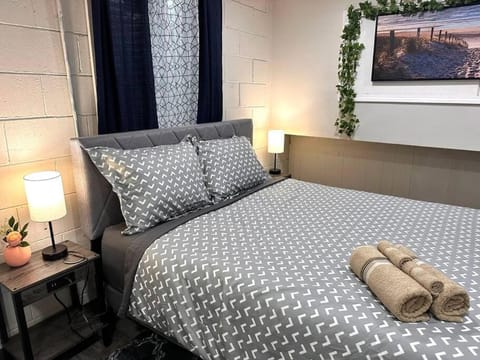 Serene Cityscape Sanctuary Close to Downtown Indianapolis - Unit #5 Apartment in Indianapolis