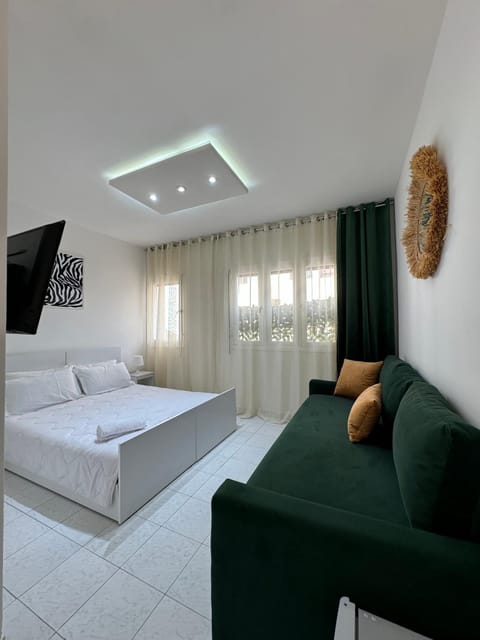 Bed, TV and multimedia, Photo of the whole room