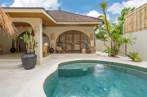Property building, Day, Pool view, Swimming pool