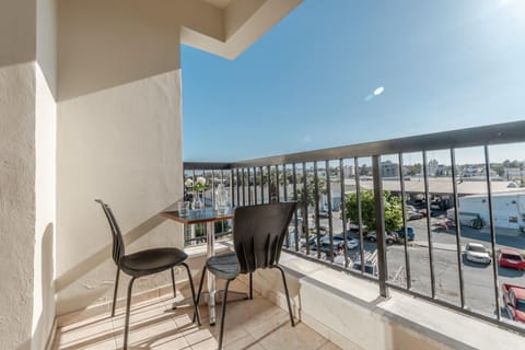 Patio, View (from property/room), Balcony/Terrace, Seating area, City view