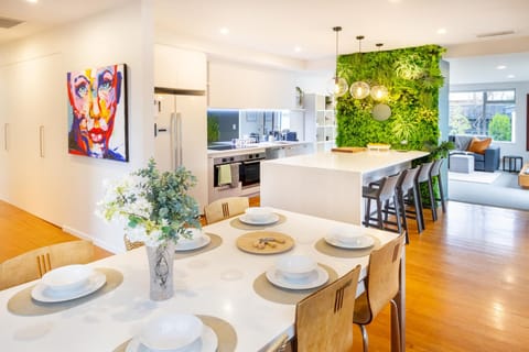 Kitchen or kitchenette, Living room, Seating area, Dining area