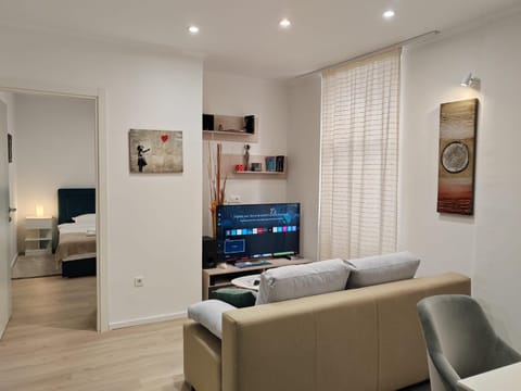 TV and multimedia, Living room, Photo of the whole room, Seating area, Bedroom