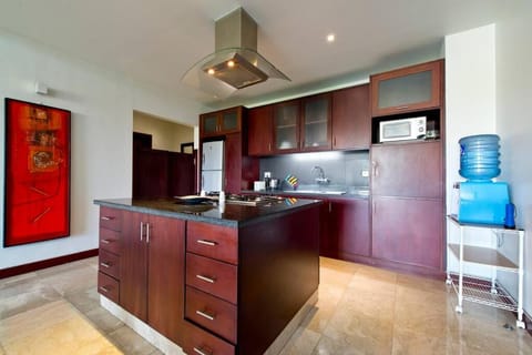 Quiet Central Seminyak 2bd 2 bath and walk to eat st Apartment in Kuta