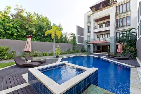 Quiet Central Seminyak 2bd 2 bath and walk to eat st Apartment in Kuta