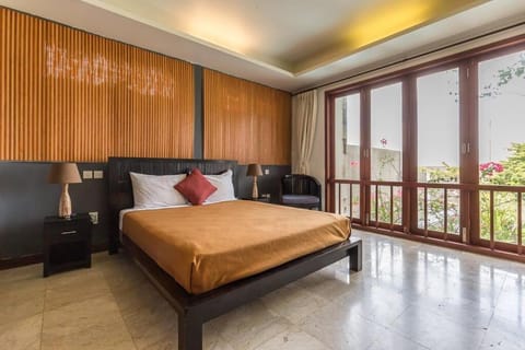 Quiet Central Seminyak 2bd 2 bath and walk to eat st Apartment in Kuta