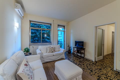 TV and multimedia, Living room, Seating area, heating, internet, air conditioner