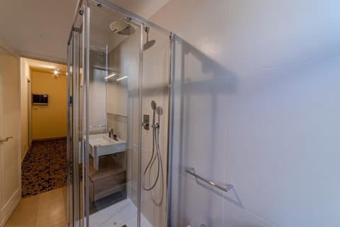 Shower, Bathroom, heating, internet