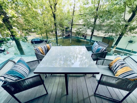 View (from property/room), Balcony/Terrace, Dining area