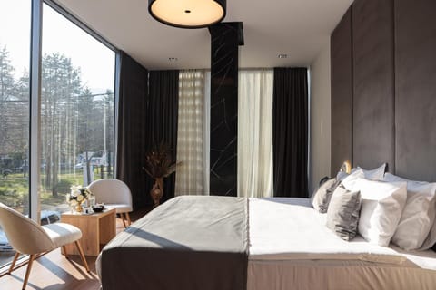 Bed, Photo of the whole room, Seating area