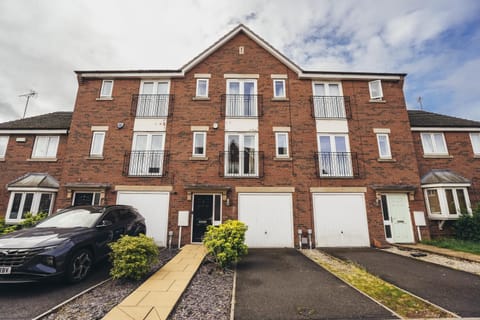 Property building, Day, Neighbourhood, Balcony/Terrace, Parking