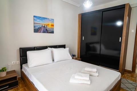 Bed, Photo of the whole room, Decorative detail, Bedroom, towels, wardrobe