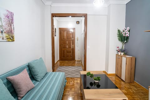 Living room, Photo of the whole room, Decorative detail, Seating area, acessibility