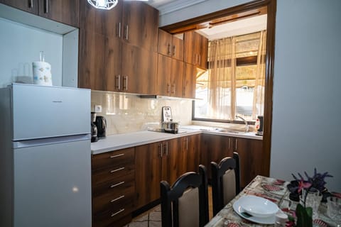 Kitchen or kitchenette, Photo of the whole room, Decorative detail, Dining area, stove, toaster