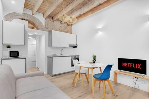 TV and multimedia, Kitchen or kitchenette, Living room, Seating area, Dining area, oven, stove