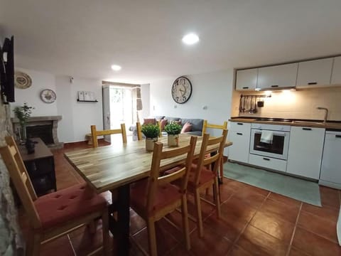 Kitchen or kitchenette, Dining area, dishwasher, minibar, oven, stove
