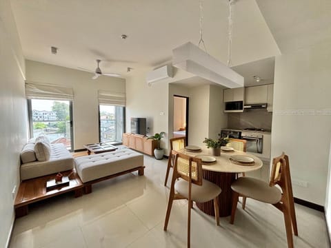 Kitchen or kitchenette, Living room, Seating area, Dining area