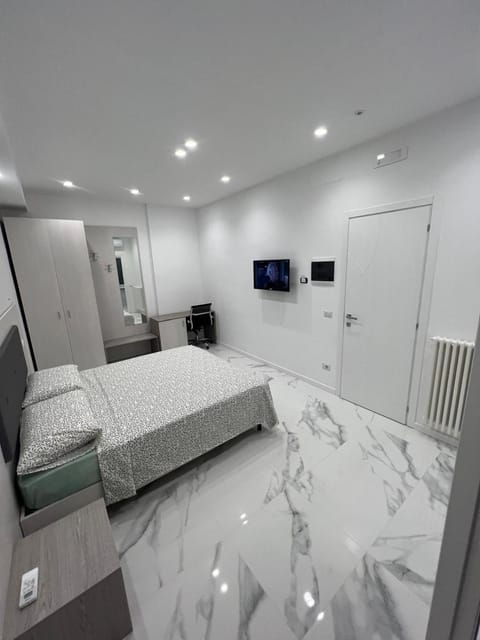 Bed, TV and multimedia, Bedroom