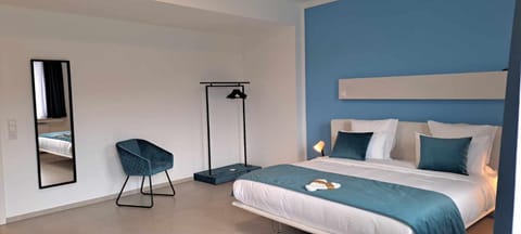 Bed, Photo of the whole room, Bedroom, River view, minibar, safe