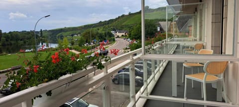 Day, Natural landscape, View (from property/room), Balcony/Terrace, Garden view, River view, Parking