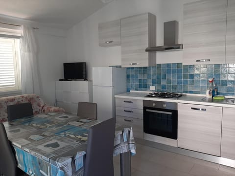 TV and multimedia, Kitchen or kitchenette, Dining area, dishwasher, oven