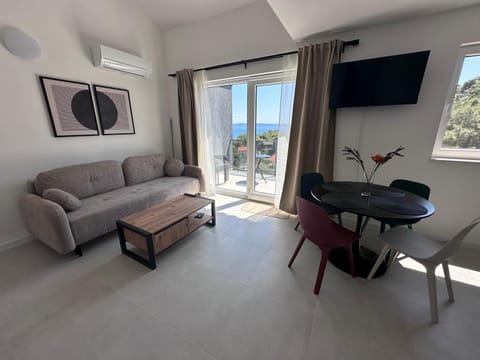 TV and multimedia, Living room, Seating area, Dining area