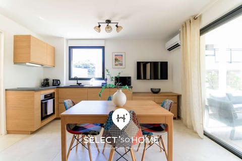 Communal lounge/ TV room, TV and multimedia, Kitchen or kitchenette, Dining area, oven, stove