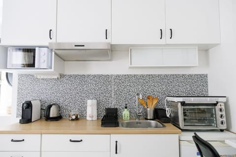 Coffee/tea facilities, Kitchen or kitchenette, stove