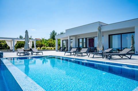 Property building, Swimming pool, sunbed
