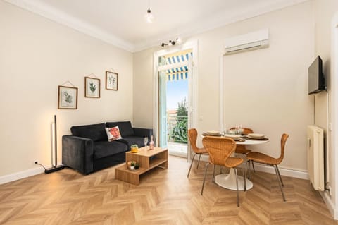 TV and multimedia, Living room, Seating area, Dining area, air conditioner