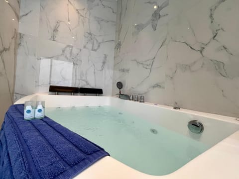 Hot Tub, Spa and wellness centre/facilities, towels