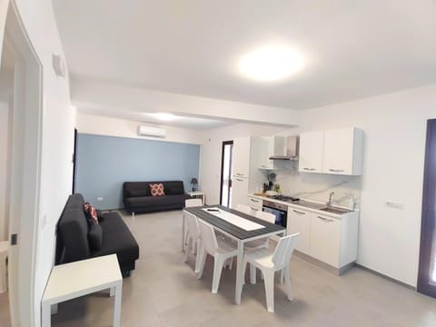 TV and multimedia, Kitchen or kitchenette, Living room, Seating area, Dining area, minibar, oven, stove
