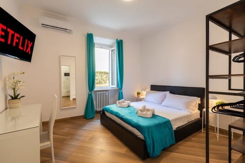 Bed, TV and multimedia, Photo of the whole room