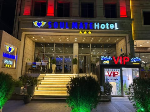 Property building, Facade/entrance, Night, Property logo or sign, Logo/Certificate/Sign, Text overlay, Street view, Certificate/Award