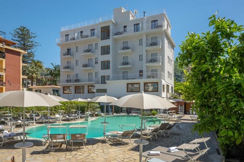 Property building, Restaurant/places to eat, Day, Pool view, Swimming pool, sunbed