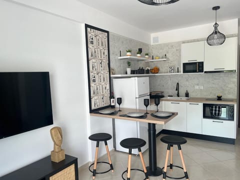 Kitchen or kitchenette, Dining area, oven, stove, toaster