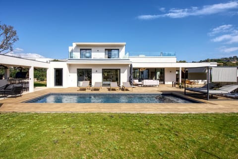 Property building, Garden, Swimming pool