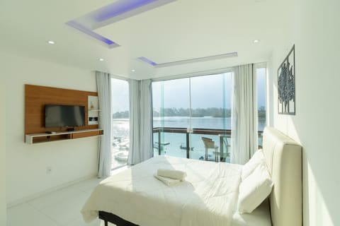 Bed, Natural landscape, TV and multimedia, View (from property/room), Balcony/Terrace, Photo of the whole room, Bedroom