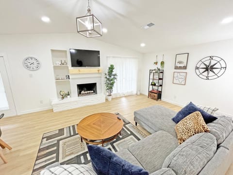 Charming House Central Dallas House in Farmers Branch