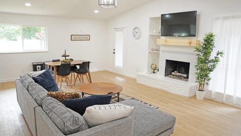 Charming House Central Dallas House in Farmers Branch