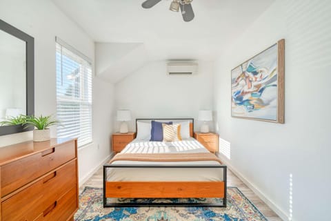 Stay Portland - Alberta Arts Luxury, Sleeps 6, Walk Score 99 House in Portland