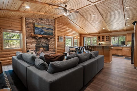 Village Pines Lodge - Walk to Lake/Village, Close to Slopes House in Big Bear