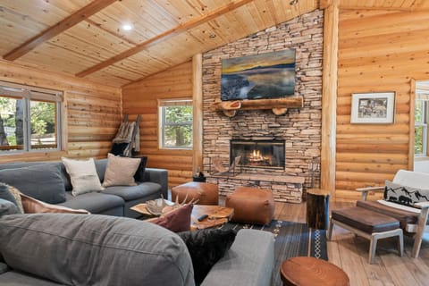 Village Pines Lodge - Walk to Lake/Village, Close to Slopes House in Big Bear