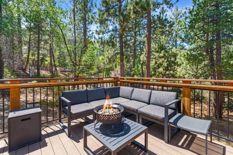 Village Pines Lodge - Walk to Lake/Village, Close to Slopes House in Big Bear