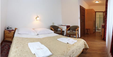Bed, Bedroom, towels