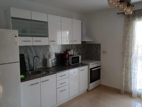 Coffee/tea facilities, oven, stove, toaster