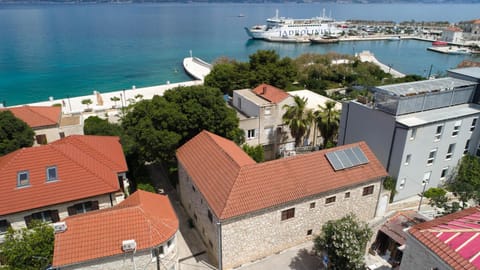 Property building, Day, Neighbourhood, Bird's eye view, Sea view, Street view, Location