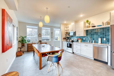 Stay Portland - Private Rooftop Flat- 14 Guests - 94 WalkScore House in Portland