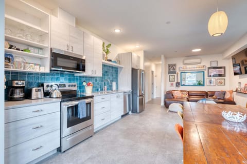 Stay Portland - Private Rooftop Flat- 14 Guests - 94 WalkScore House in Portland