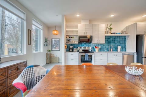 Stay Portland - Private Rooftop Flat- 14 Guests - 94 WalkScore House in Portland