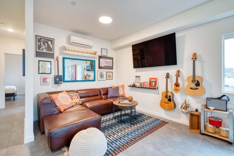 Stay Portland - Private Rooftop Flat- 14 Guests - 94 WalkScore House in Portland